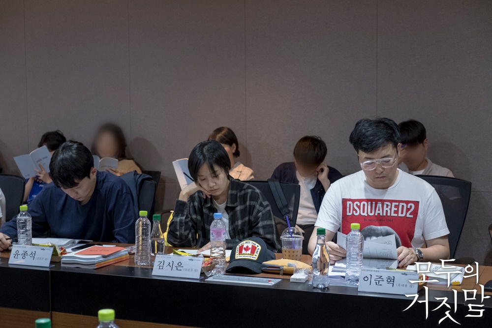《所有人的谎言》剧照第16张图片 《所有人的谎言》剧照第16张图片
